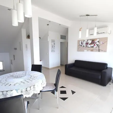 Ferienwohnung Roberto * Njivice